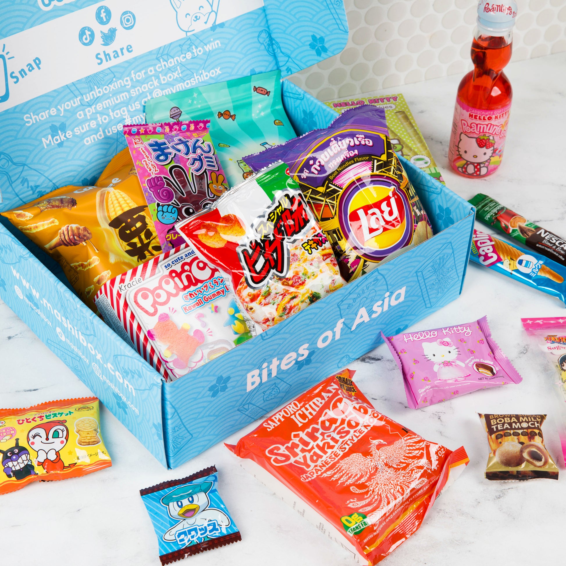 Sanrio x Mashi Box Mystery Asian Snack Box - 55 piezas en total con al  menos 1 bebida y 6 artículos de tamaño completo, 40 dulces y 8 aperitivos
